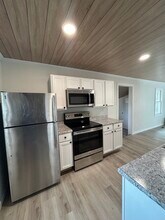 1012 E 5th Ave in Mitchell, SD - Foto de edificio - Building Photo