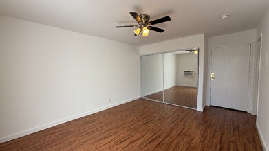 7044 Hawthorn Ave in Los Angeles, CA - Building Photo - Building Photo