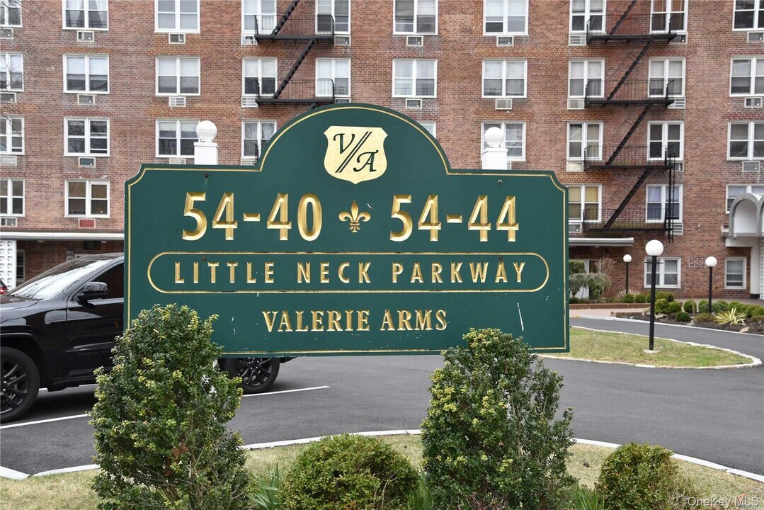 54-44 Little Neck Pkwy in Queens, NY - Building Photo