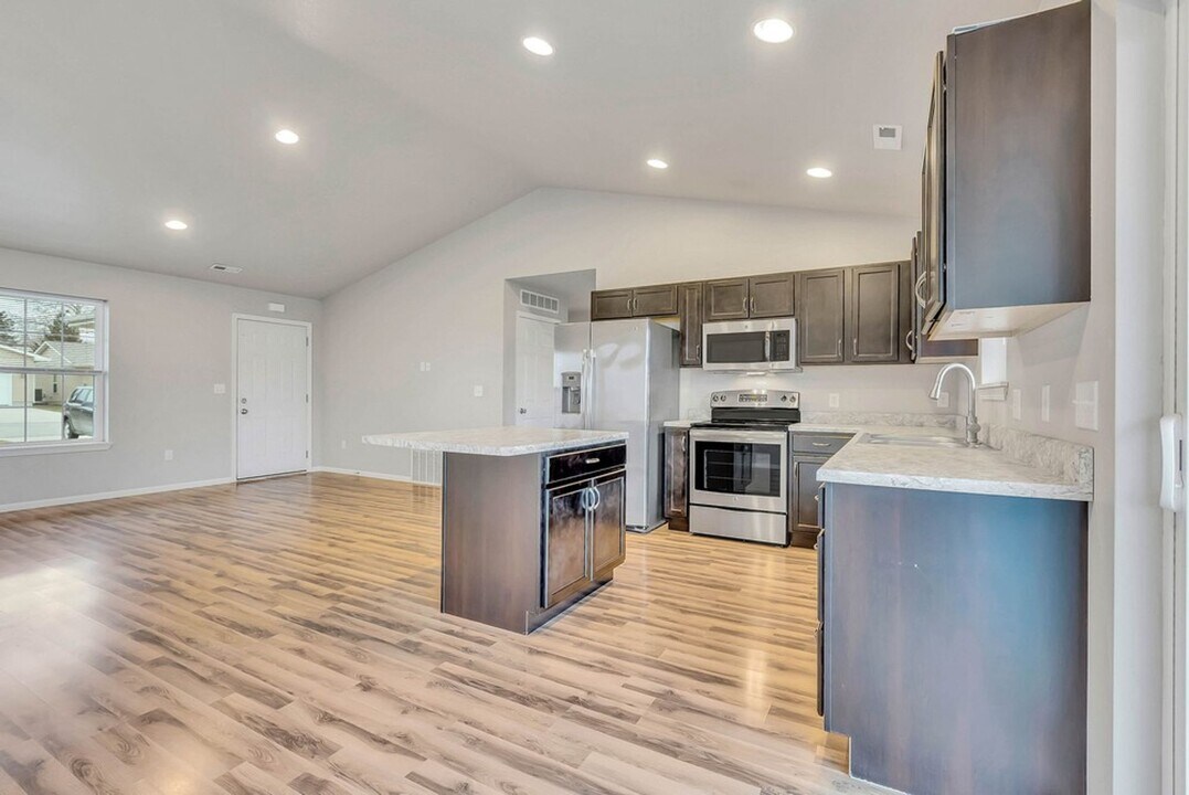 5483 Summerland Drive in Waterloo, IA - Building Photo