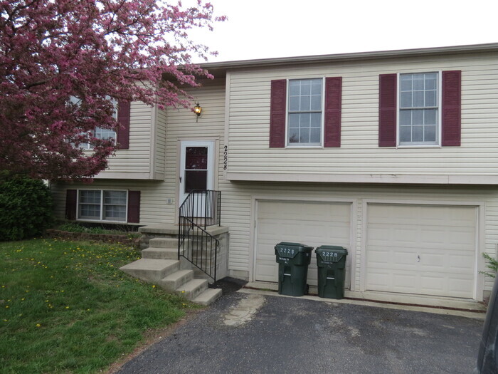 2228 Maribeth Pl in Grove City, OH - Foto de edificio