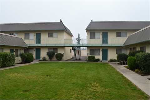 1228 Jefferson Ave in Clovis, CA - Foto de edificio
