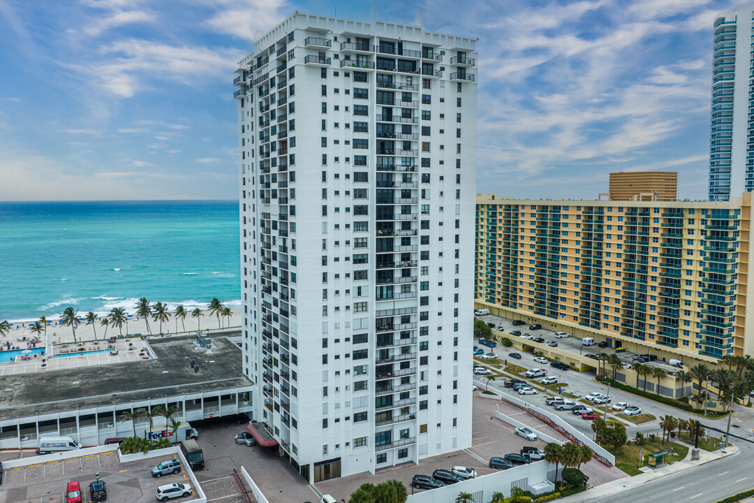 Quadomain Britannia Tower in Hollywood, FL - Building Photo