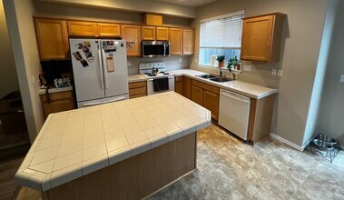 623 N Oak Hollow Dr in Newberg, OR - Building Photo - Building Photo