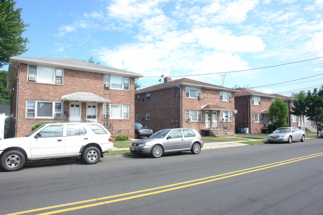 711-725 E Elizabeth Ave in Linden, NJ - Building Photo