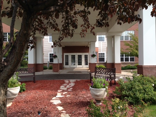 Cloverleaf Courts Senior Apartments 55+ in Blaine, MN - Foto de edificio