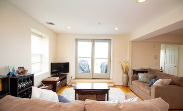 305 Washington St, Unit #1 in Brookline, MA - Building Photo - Building Photo