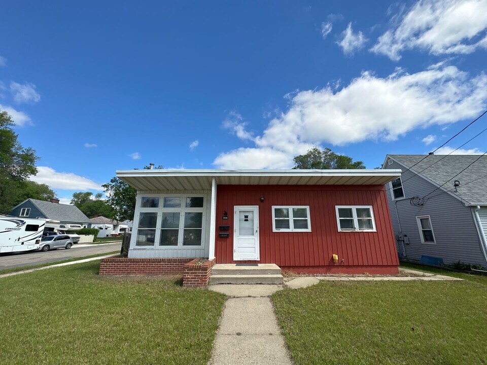 1316 7th Ave NW in Minot, ND - Building Photo