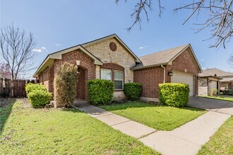 1812 Foxfield Way in Justin, TX - Building Photo - Building Photo