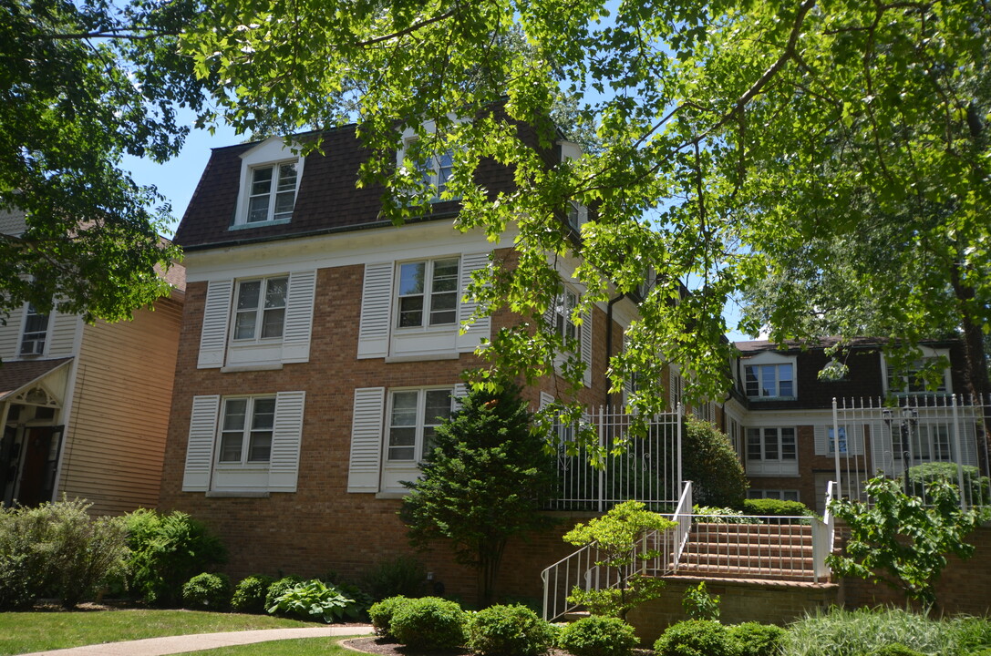 2038 Sherman Ave, Unit 3B in Evanston, IL - Building Photo