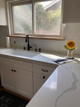 94 Oakleaf Ave in Oak Park, CA - Building Photo - Building Photo