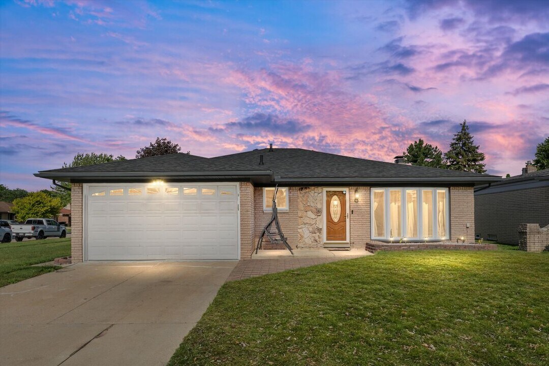 37400 Hacker Dr in Sterling Heights, MI - Building Photo