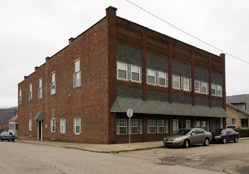 100 Virginia St in Ravenswood, WV - Building Photo