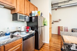1645 W Ogden Ave, Unit 718 in Chicago, IL - Foto de edificio - Building Photo