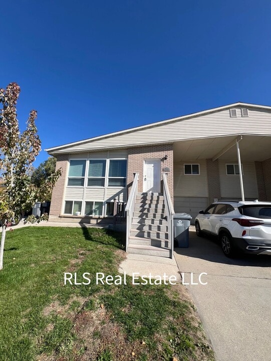 8705 S Altair Drive, Unit 8705 in Sandy, UT - Building Photo