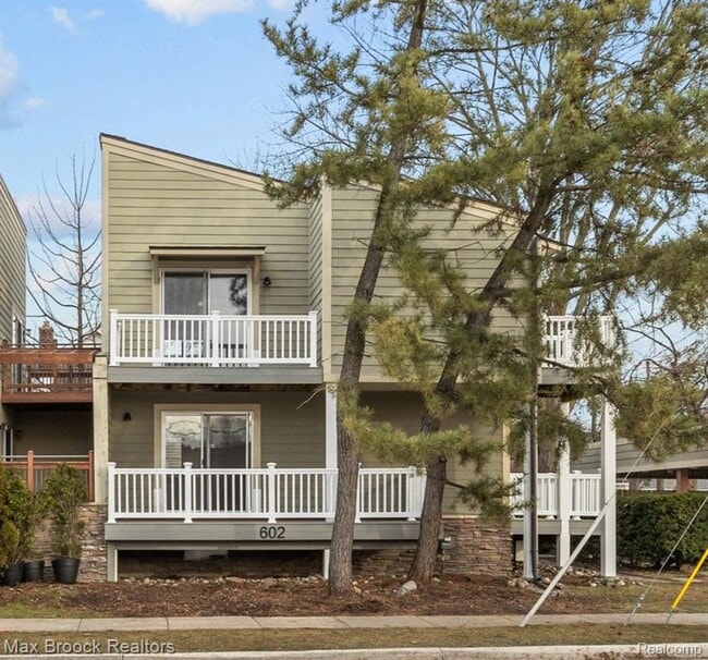 property at 602 E Lincoln St