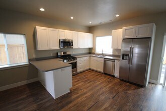 499 SE Douglas St in Bend, OR - Building Photo - Building Photo