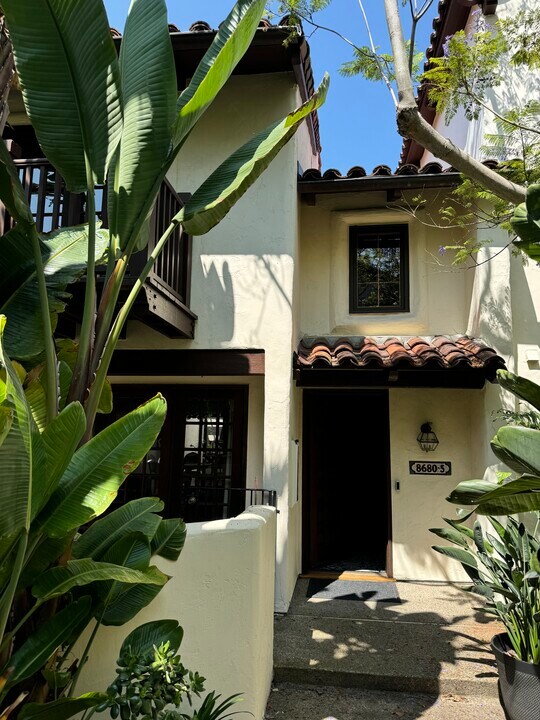 8680 Villa La Jolla Dr in La Jolla, CA - Building Photo