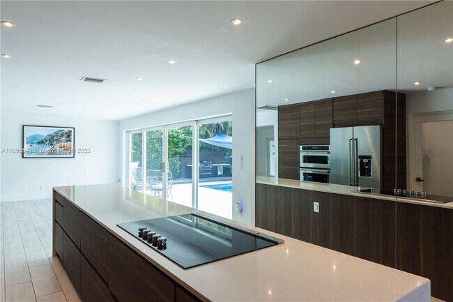 1080 NE 104th St in Miami Shores, FL - Foto de edificio - Building Photo