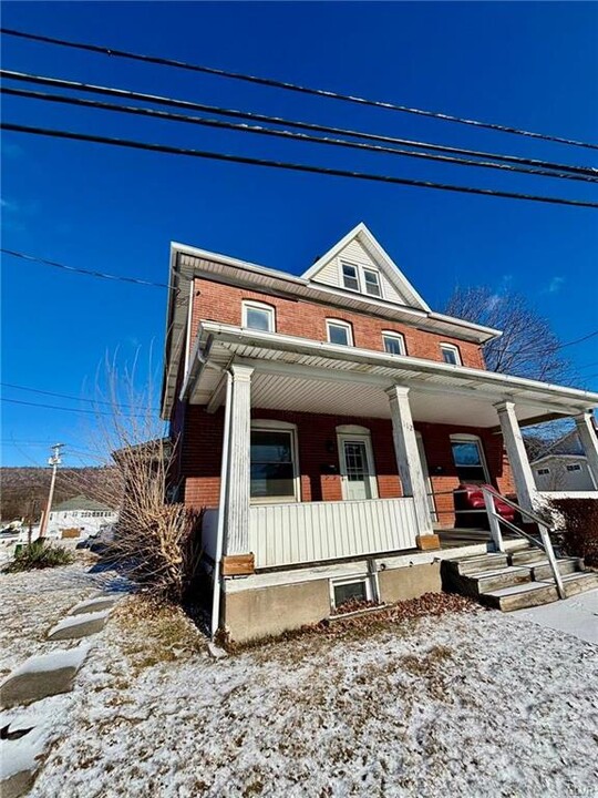 112 N Lehigh Ave in Wind Gap, PA - Building Photo