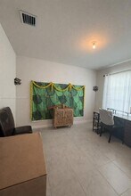 1081 NW 5th St in Florida City, FL - Foto de edificio - Building Photo