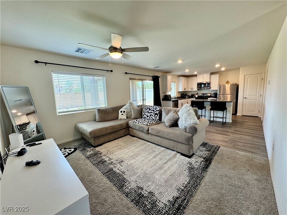 1635 Cowboy Path Ave in North Las Vegas, NV - Building Photo