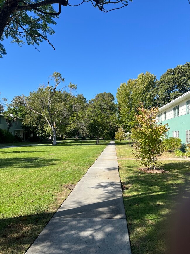 5458 1/2 Village Grn in Los Angeles, CA - Foto de edificio - Building Photo