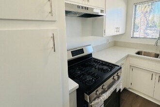 1230 N Mansfield Ave in Los Angeles, CA - Building Photo - Building Photo