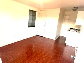 18548 Arminta St, Unit Studio in Reseda, CA - Building Photo - Building Photo