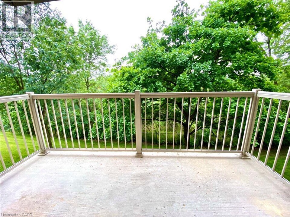 1450 Bishops Gate in Oakville, ON - Building Photo