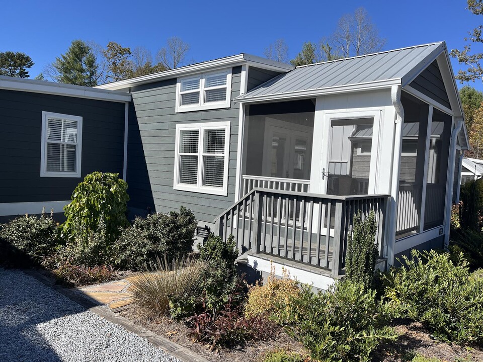 15 Highland Hollow Ln in Flat Rock, NC - Building Photo