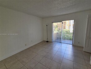 17901 NW 68th Ave in Hialeah, FL - Foto de edificio - Building Photo