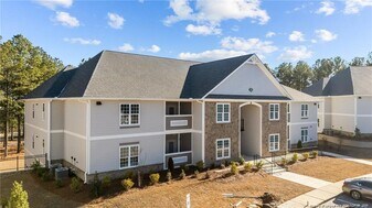 200 Gallery Dr in Spring Lake, NC - Building Photo