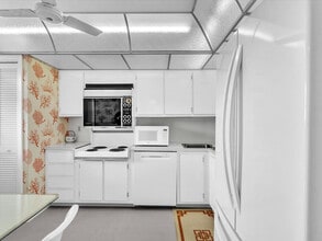 1537 E Hillsboro Blvd in Deerfield Beach, FL - Building Photo - Building Photo