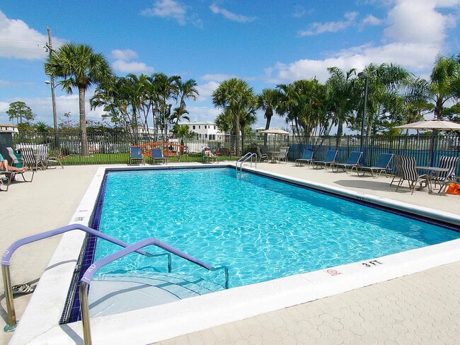 70 70th Ln N in Riviera Beach, FL - Building Photo - Building Photo