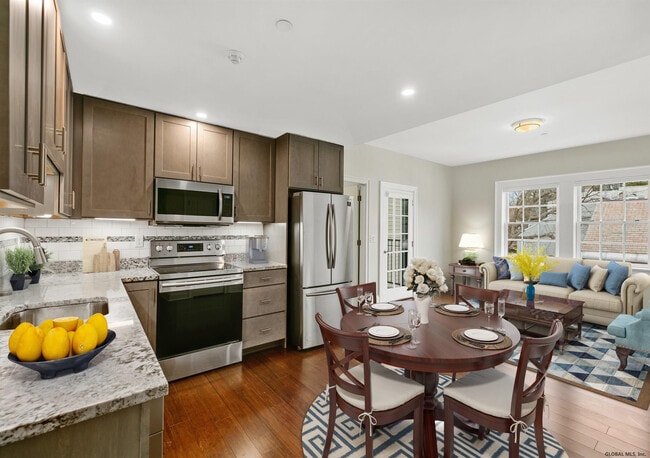 25 Lawrence St in Saratoga Springs, NY - Building Photo - Building Photo