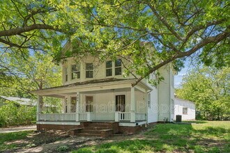 204 Bury St in Tonganoxie, KS - Building Photo - Building Photo