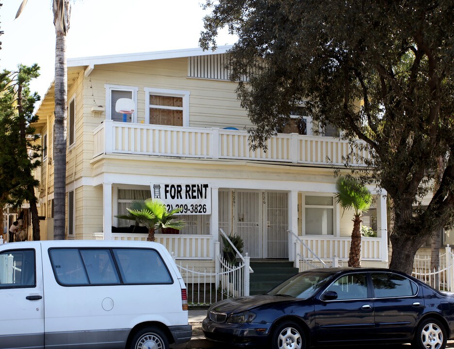 726 Chestnut Ave in Long Beach, CA - Foto de edificio