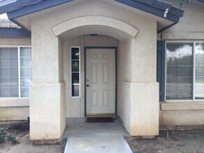 5801 Roscomare St in Bakersfield, CA - Building Photo - Building Photo