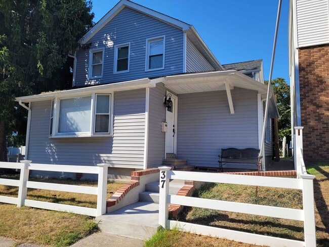37 Linden Ave, Unit 2nd Floor Apt Rental