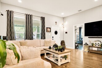 1038 W Mistletoe Ave in San Antonio, TX - Building Photo - Building Photo