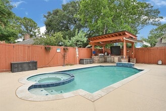 8026 Willancy Ln in Houston, TX - Building Photo - Building Photo