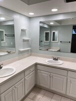 835 Winding Oaks Dr, Unit Shared yard Apt in Palm Harbor, FL - Building Photo