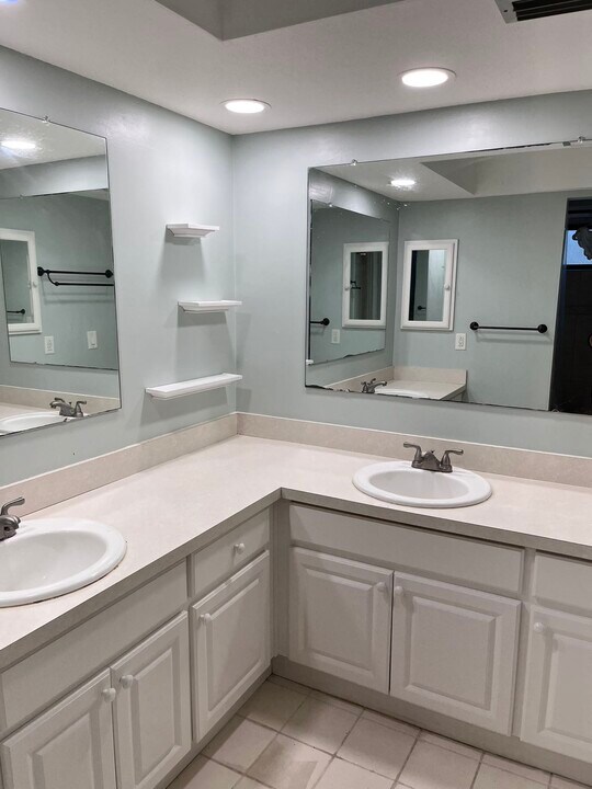 835 Winding Oaks Dr, Unit Shared yard Apt in Palm Harbor, FL - Building Photo