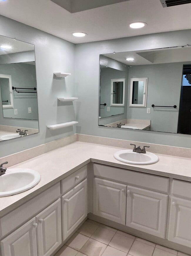 835 Winding Oaks Dr, Unit Shared yard Apt