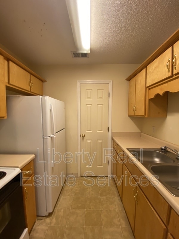 135 Rolland St in Hinesville, GA - Foto de edificio - Building Photo
