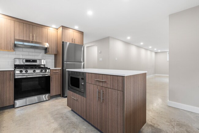 748 4th St E in North Vancouver, BC - Building Photo - Building Photo