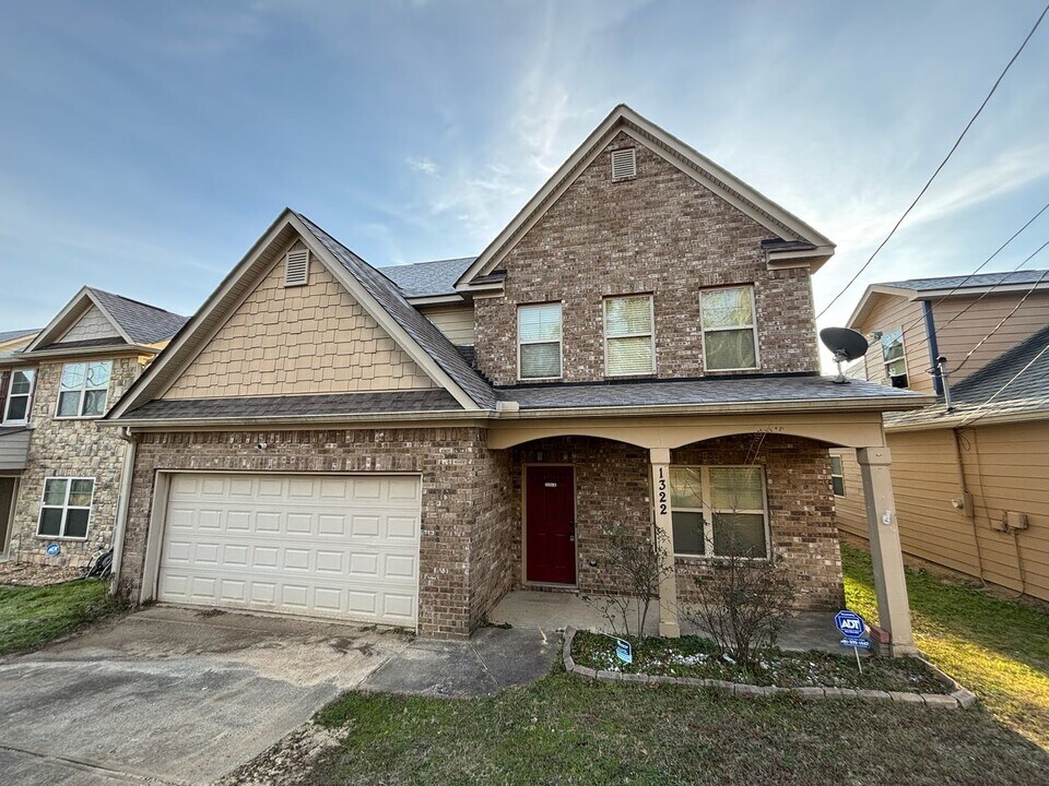 1322 Ingersoll Dr in Phenix City, AL - Foto de edificio