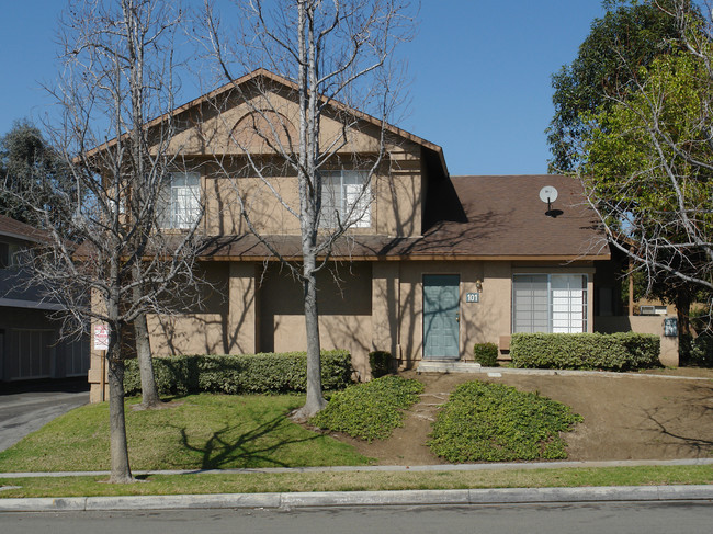 2341 Maryhelen St in Corona, CA - Building Photo - Building Photo