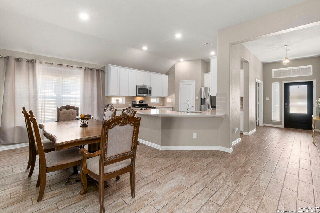 8521 Norias Wheel in San Antonio, TX - Building Photo